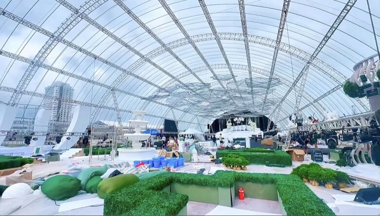 Rạp cưới “siêu khủng” của Hoa hậu Đỗ Hà thu hút sự chú ý của đông đảo người dân địa phương và cộng đồng mạng.