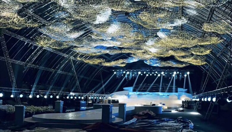 Bên trong rạp cưới được trang trí đèn LED, hoa tươi như một khu vườn cổ tích đầy lãng mạn và thơ mộng.