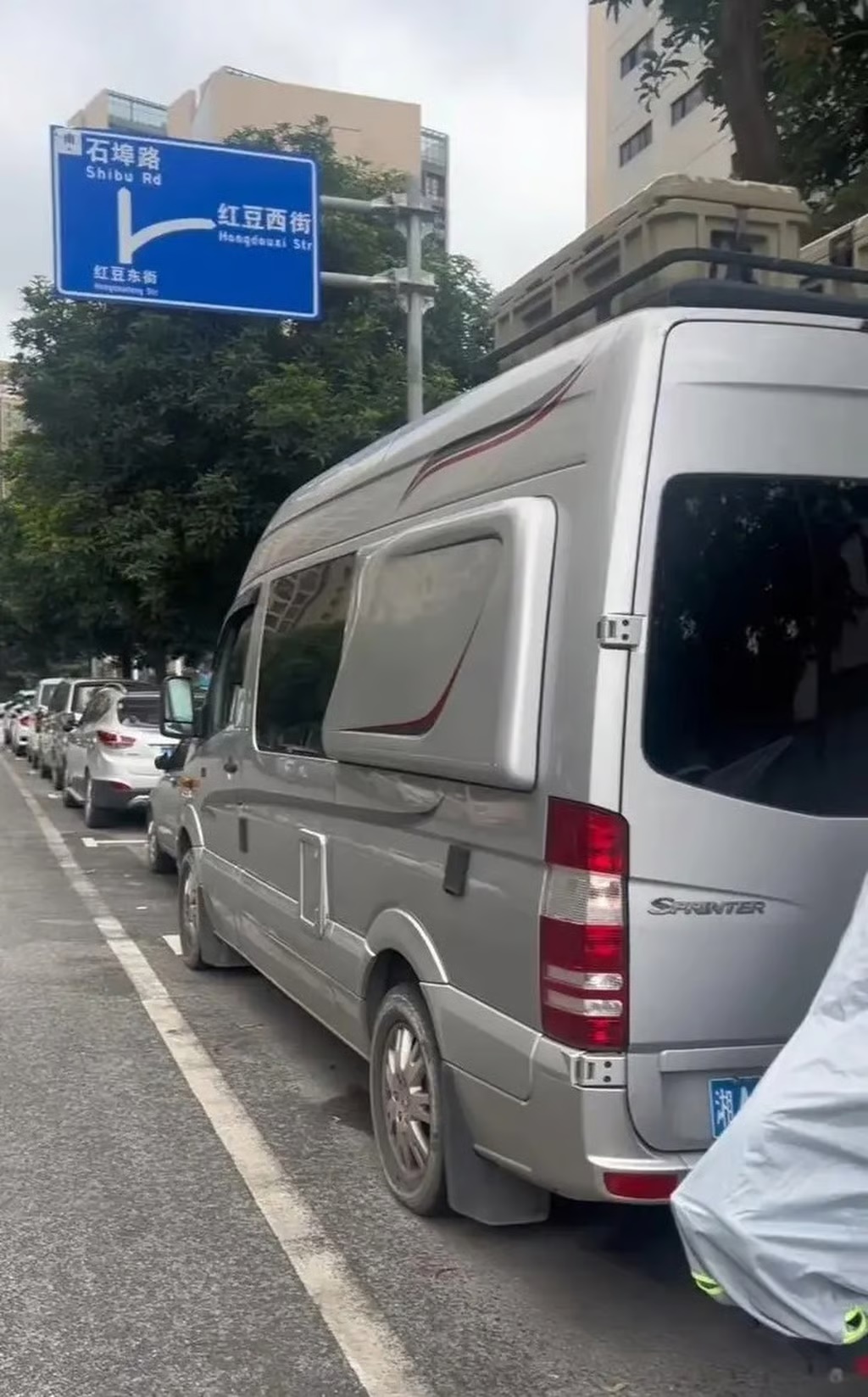 Người đàn ông để lại nhà di động Mercedes-Benz cho người lạ sử dụng, người khen kẻ lo - Ảnh 2.