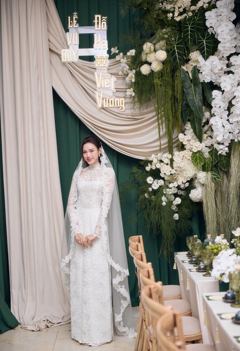 Không gian trang trí mang phong cách Á Đông, có màu trắng - xanh làm chủ đạo. Đây cũng là nơi tổ chức lễ nạp tài, dạm ngõ và xin dâu hôm 16/10.