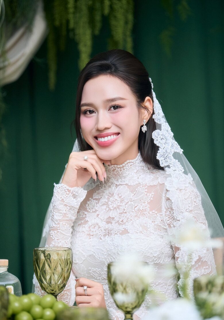 Đỗ Thị Hà diện áo dài phối ren trắng trong lễ rước dâu.