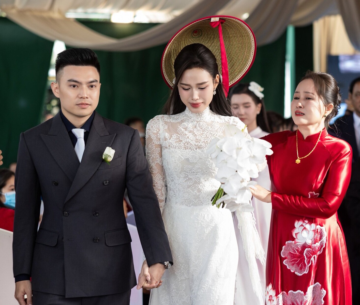 Mẹ Đỗ Thị Hà bật khóc khi đưa con gái ra xe về nhà chồng.