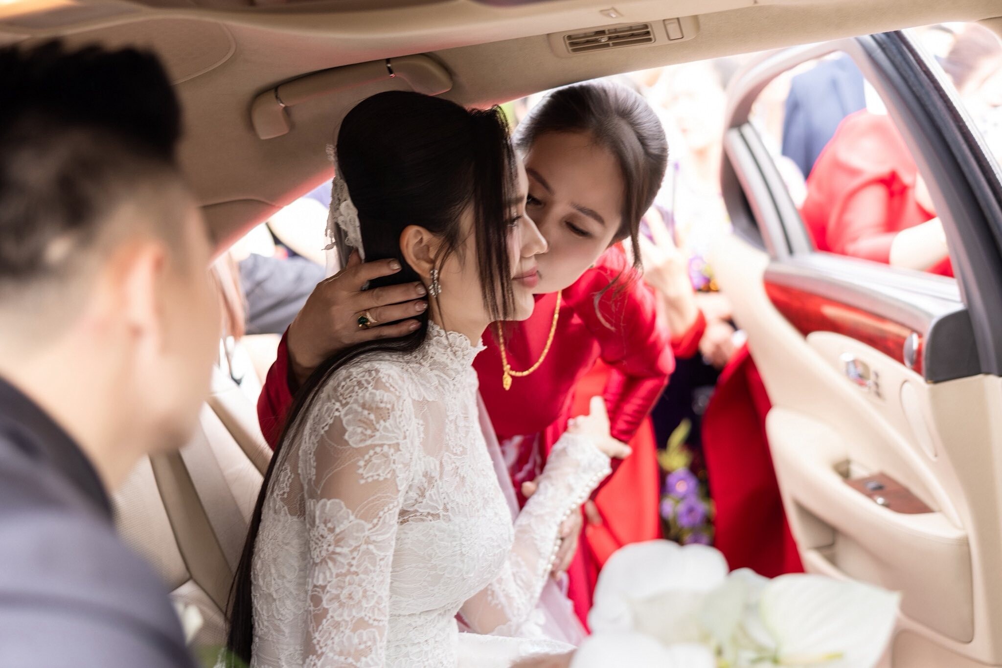 Nàng hậu được mẹ hôn má tạm biệt.