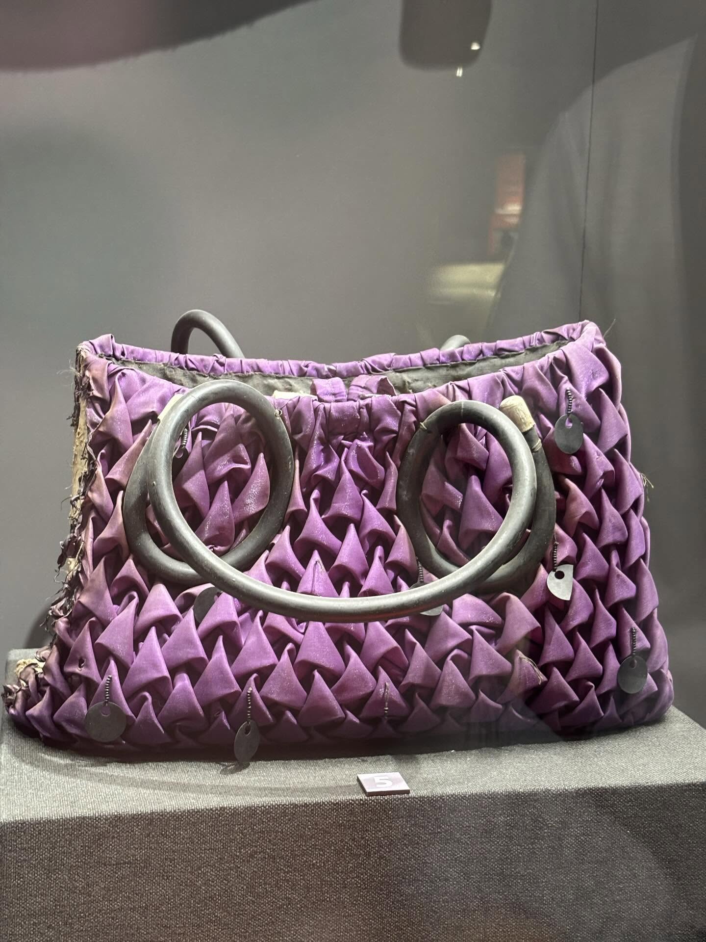 Giới trẻ choáng với hiện vật của Bảo tàng Lịch sử Quân sự Việt Nam: Các cụ xưa mặc như fashion show vậy!- Ảnh 4.