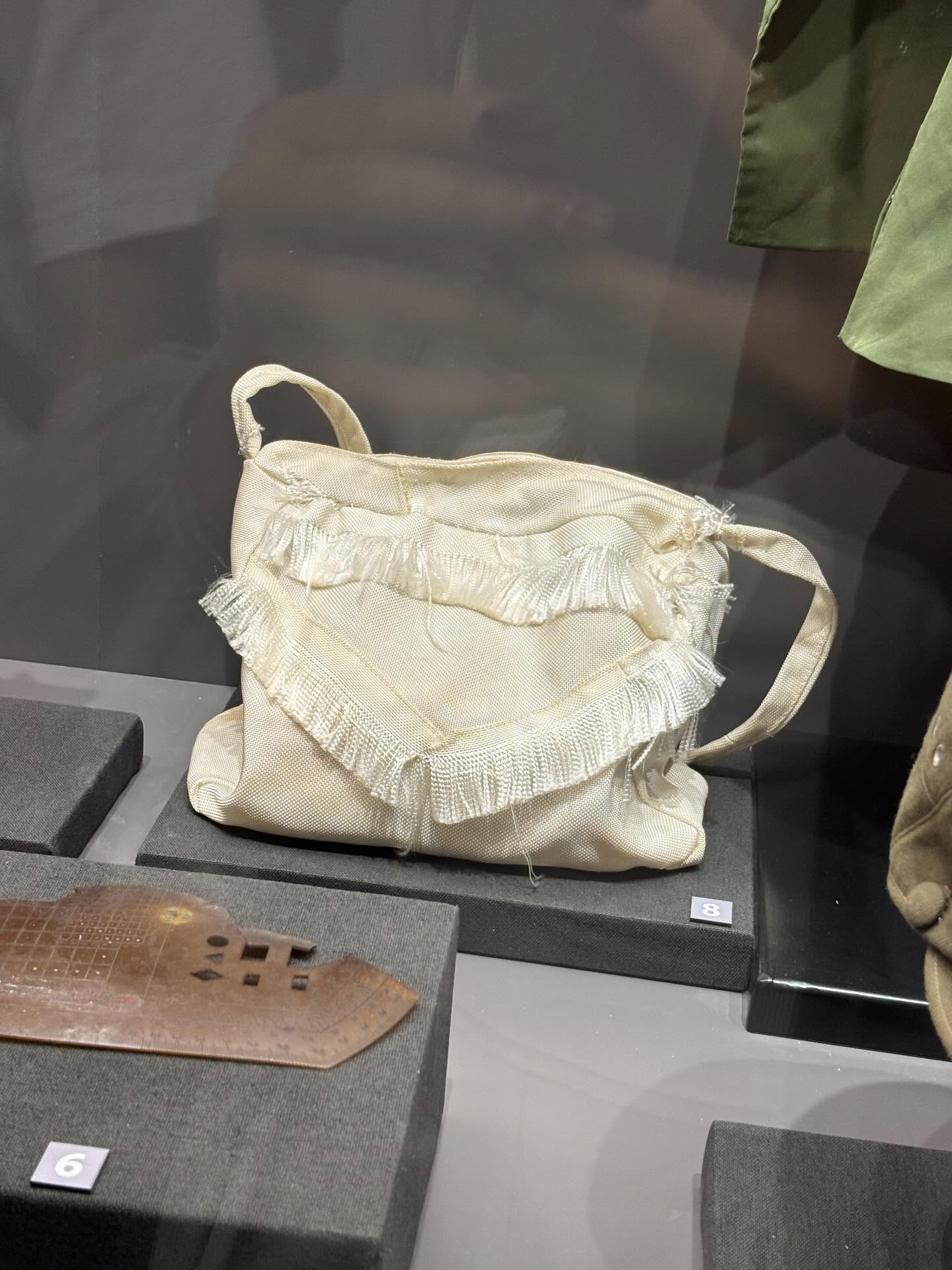 Giới trẻ choáng với hiện vật của Bảo tàng Lịch sử Quân sự Việt Nam: Các cụ xưa mặc như fashion show vậy!- Ảnh 7.