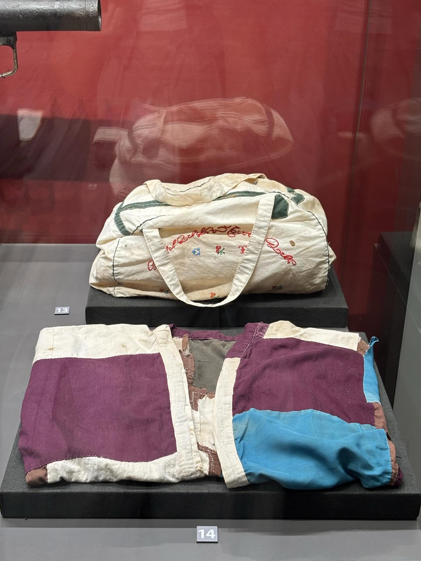 Giới trẻ choáng với hiện vật của Bảo tàng Lịch sử Quân sự Việt Nam: Các cụ xưa mặc như fashion show vậy!- Ảnh 6.