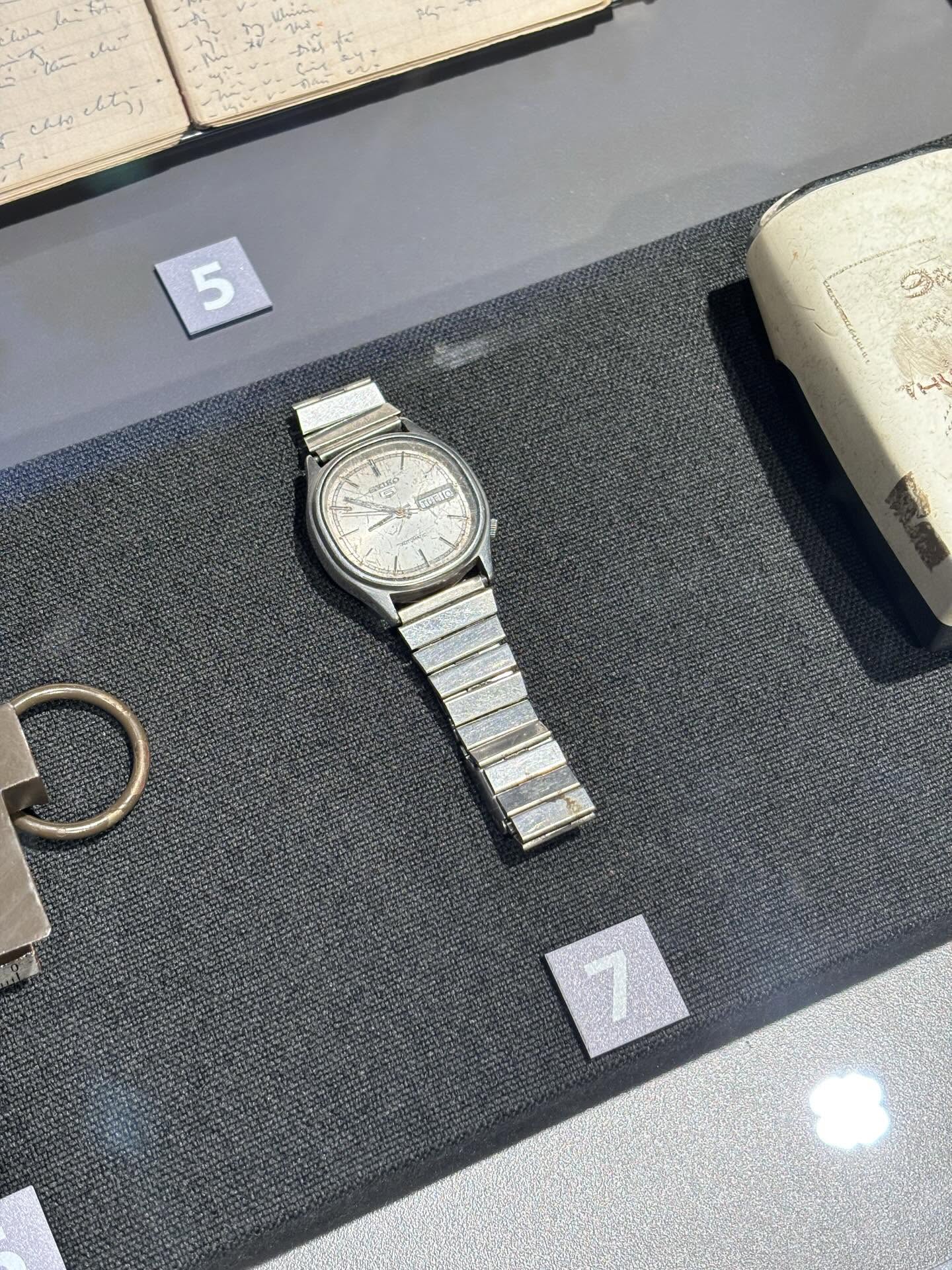 Giới trẻ choáng với hiện vật của Bảo tàng Lịch sử Quân sự Việt Nam: Các cụ xưa mặc như fashion show vậy!- Ảnh 8.