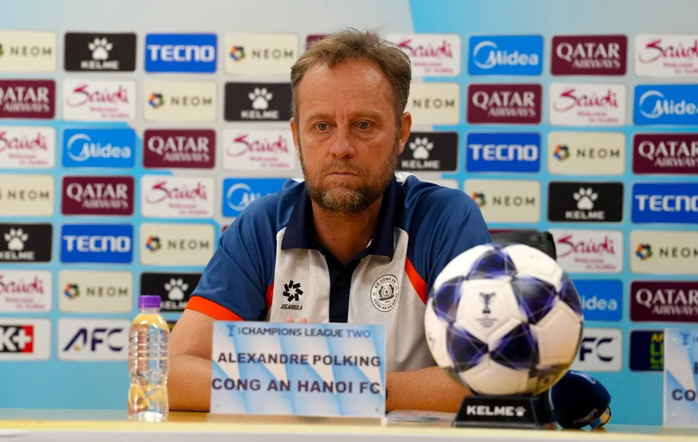 doi-bong-den-tu-uc-macarthur-fc-de-chung-ngoai-binh-cua-clb-cong-an-ha-noi (1).jpg