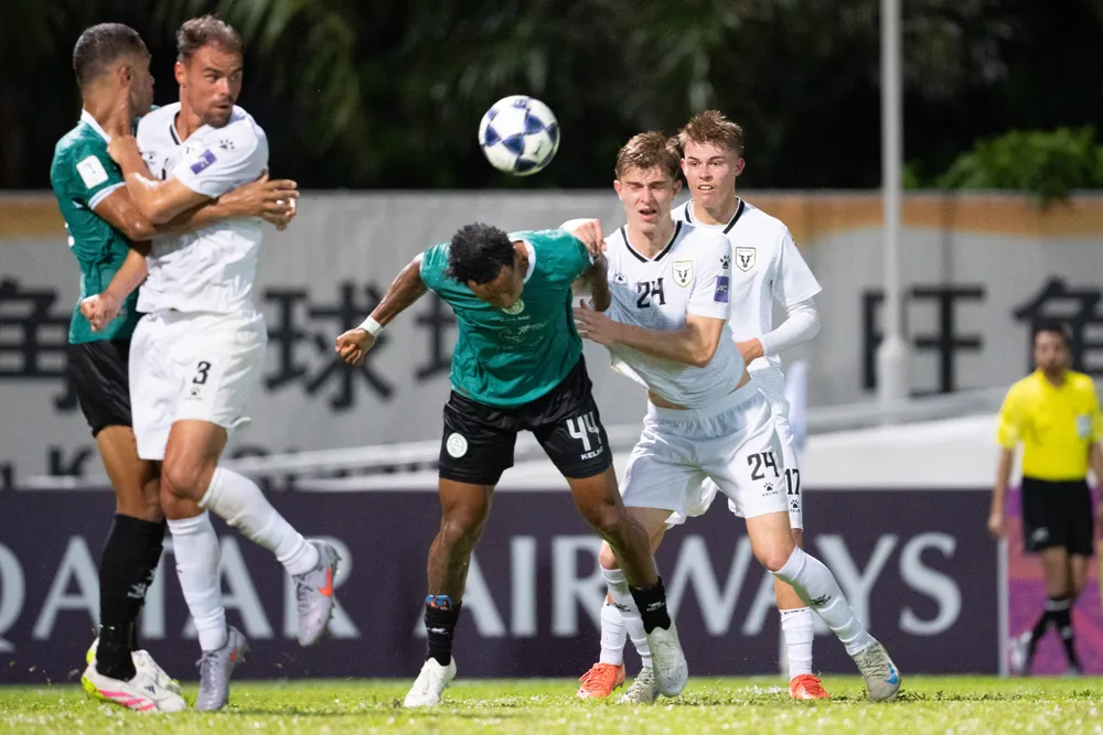 doi-bong-den-tu-uc-macarthur-fc-de-chung-ngoai-binh-cua-clb-cong-an-ha-noi (3).jpg