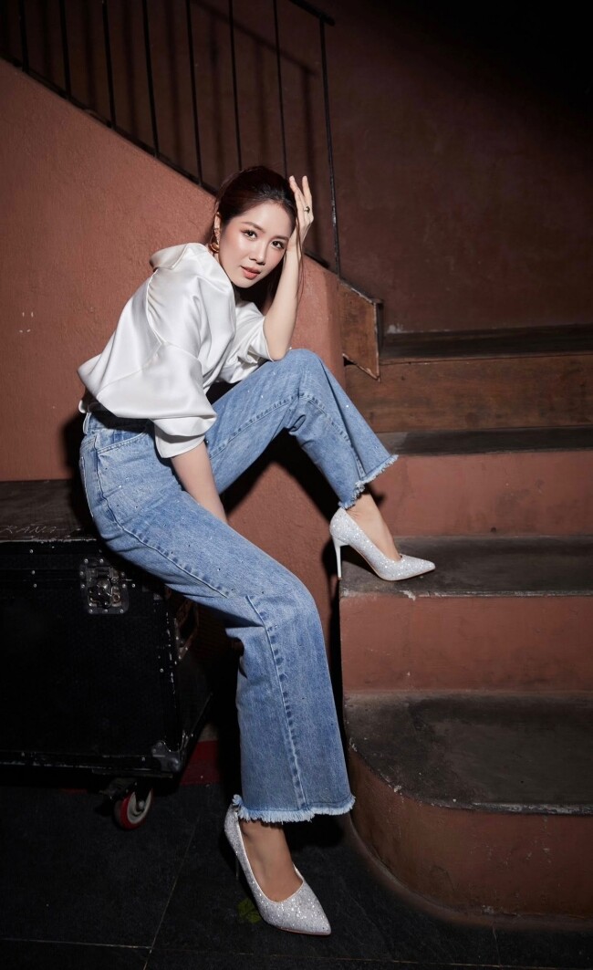 Giảm cân thành công giúp Lê Phương trông trẻ trung hơn. 