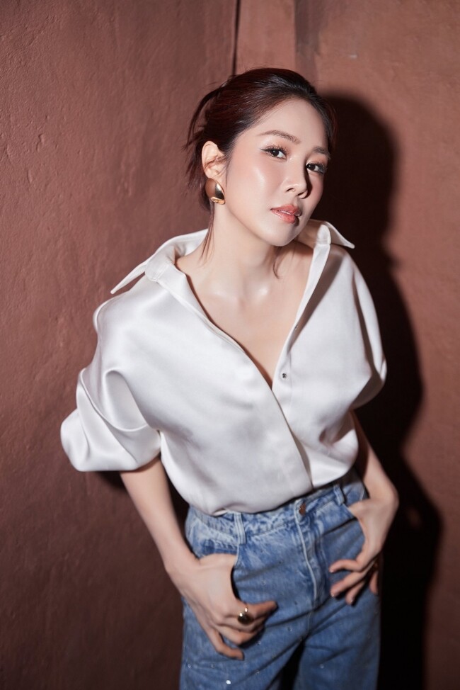 Cô khoe khéo xương quai xanh quyến rũ.