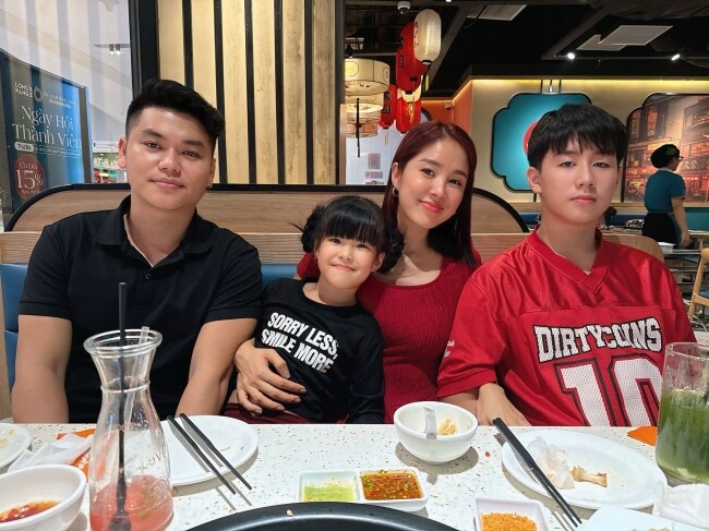 Thời điểm hiện tại, Lê Phương luôn đặt gia đình ở vị trí ưu tiên.