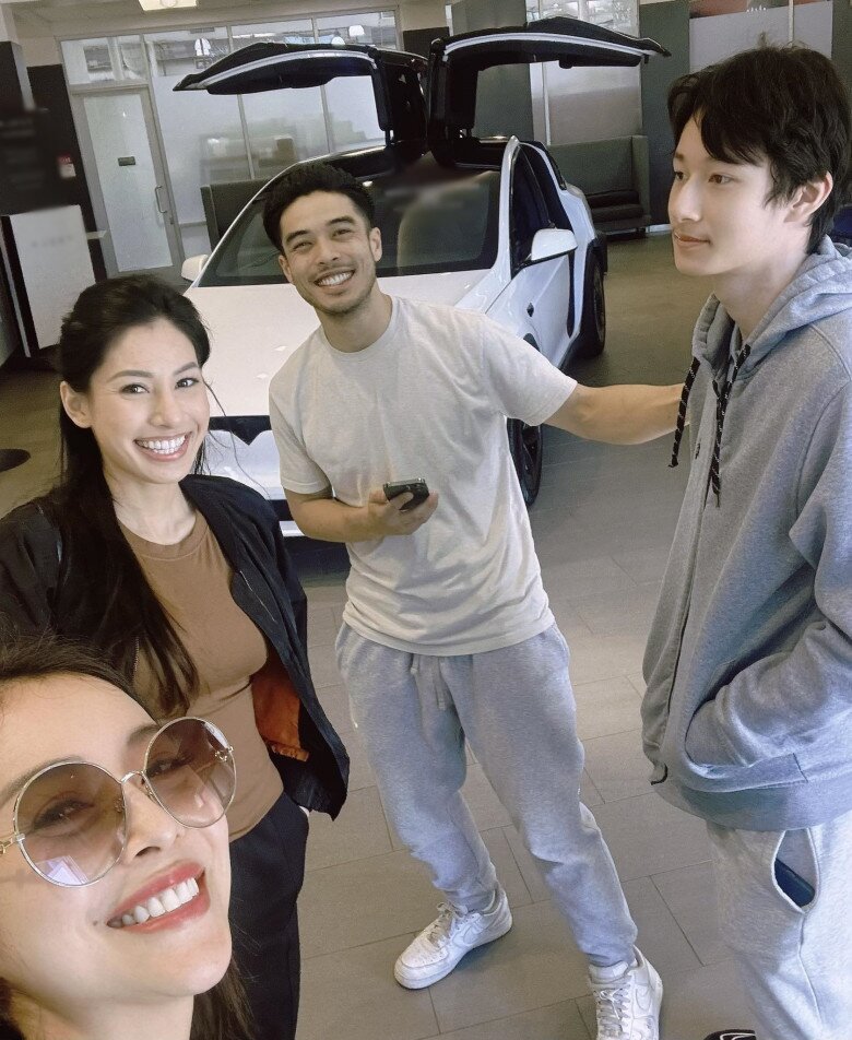 Jennifer Phạm cùng người thân đưa Bảo Nam đi chọn xe.
