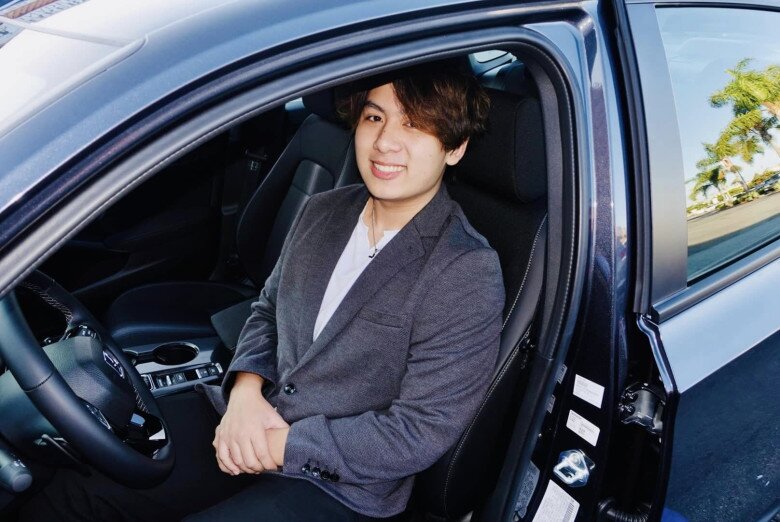 Collin rạng rỡ trong ngày nhận xe mới.