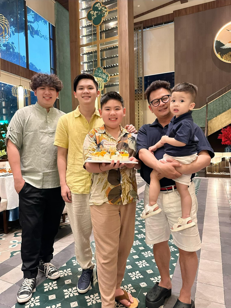 Bằng Kiều bên 4 con trai.