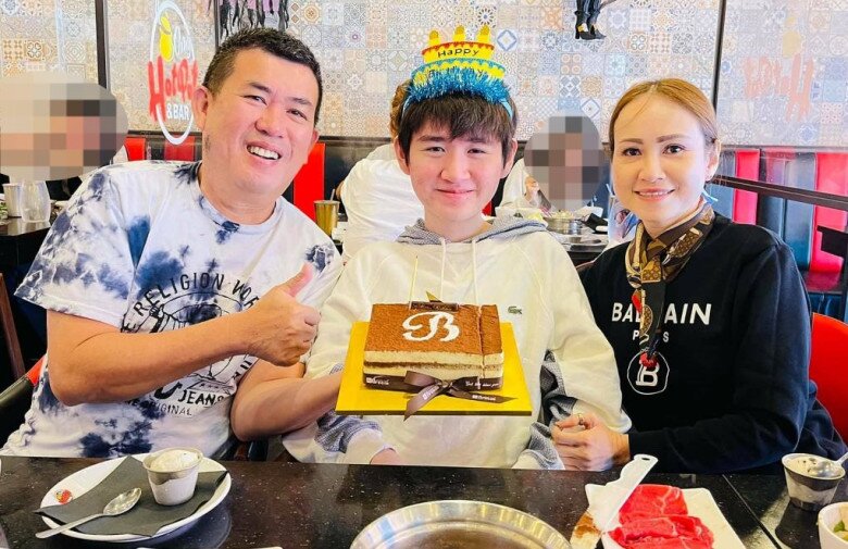 Vợ và con của nam danh hài đang sinh sống ở Mỹ.