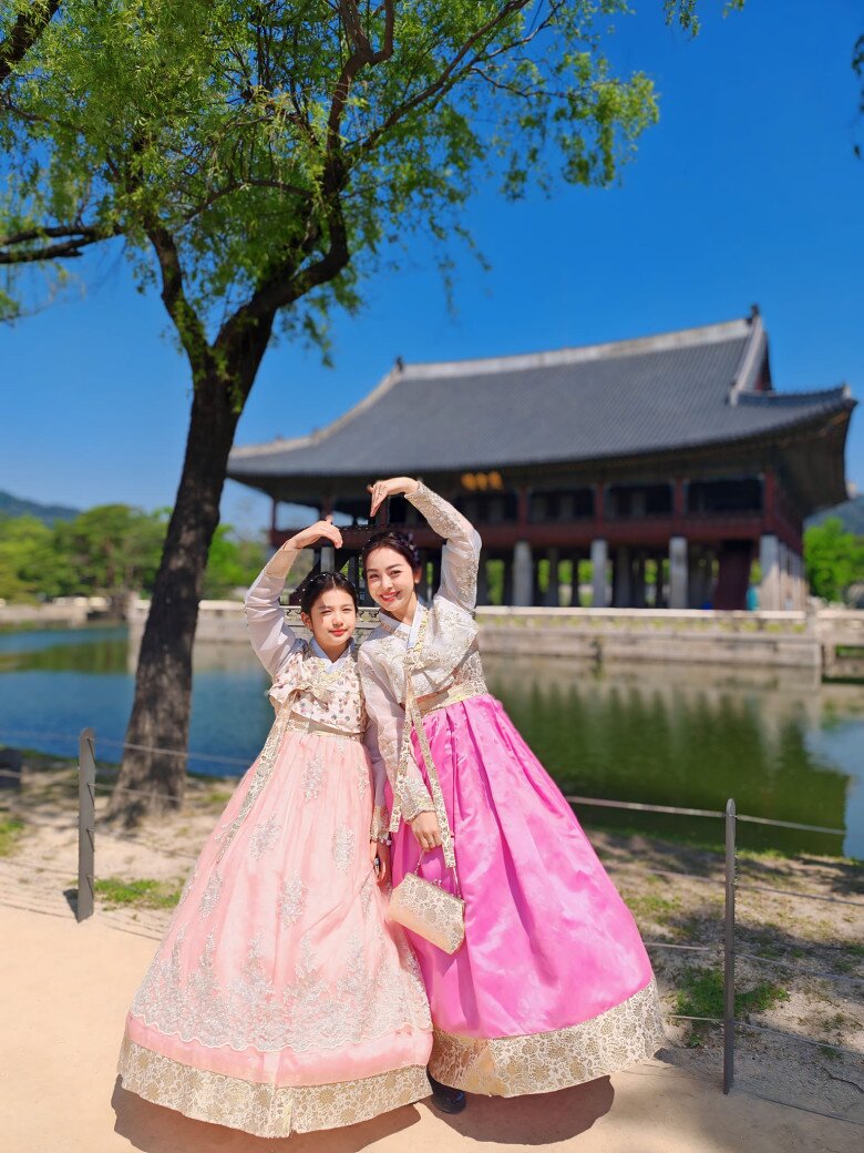 Con gái lớn của Jennifer Phạm trổ dáng phổng phao chuẩn thiếu nữ.