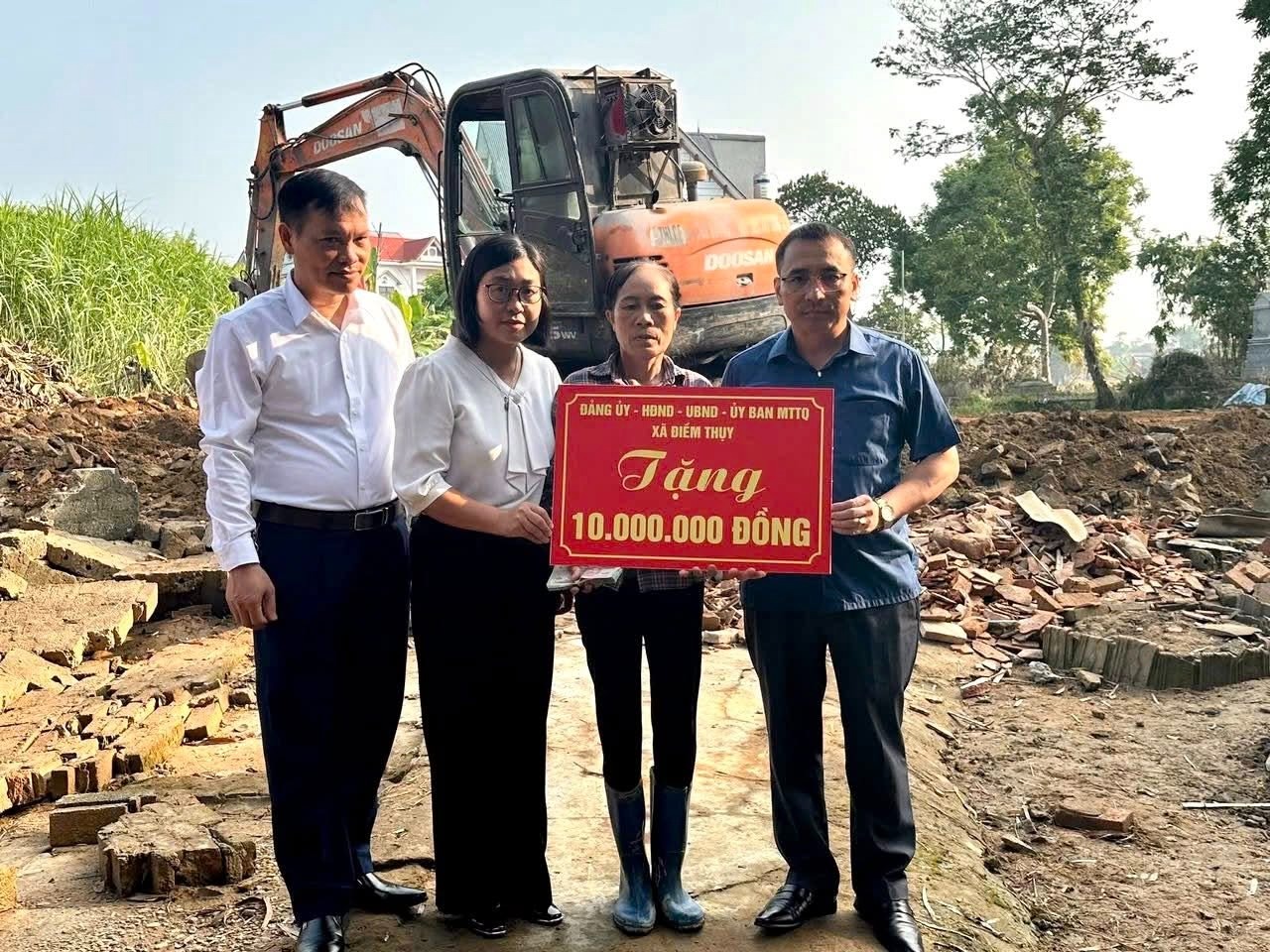 Xây nhà cho bà Trương Thị Hoạt - người phụ nữ đơn thân, nghèo khổ bị lũ cuốn trôi hết nhà, tài sản - Ảnh 1.