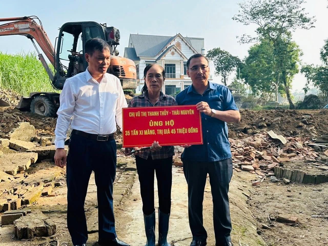 Xây nhà cho bà Trương Thị Hoạt - người phụ nữ đơn thân, nghèo khổ bị lũ cuốn trôi hết nhà, tài sản - Ảnh 2.