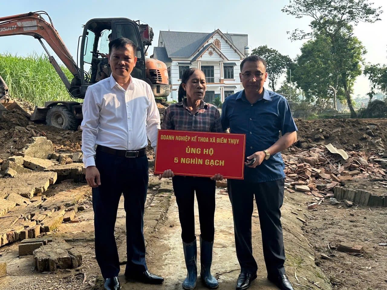 Xây nhà cho bà Trương Thị Hoạt - người phụ nữ đơn thân, nghèo khổ bị lũ cuốn trôi hết nhà, tài sản - Ảnh 3.