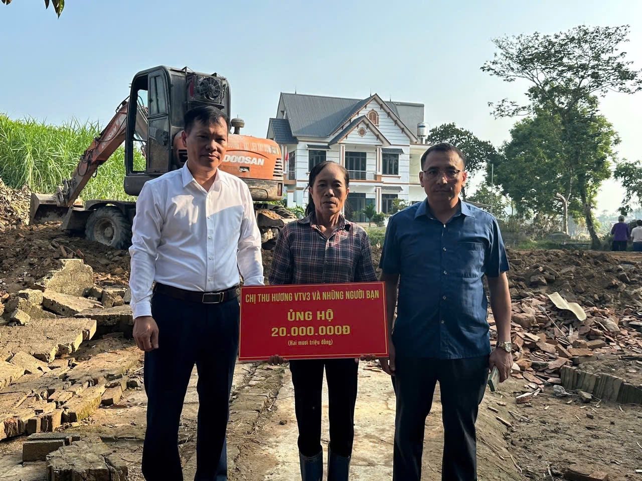 Xây nhà cho bà Trương Thị Hoạt - người phụ nữ đơn thân, nghèo khổ bị lũ cuốn trôi hết nhà, tài sản - Ảnh 4.