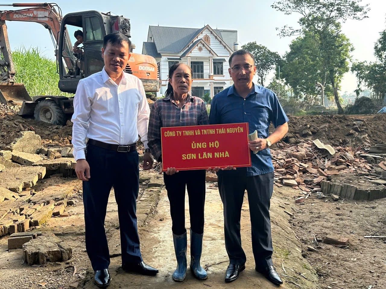 Xây nhà cho bà Trương Thị Hoạt - người phụ nữ đơn thân, nghèo khổ bị lũ cuốn trôi hết nhà, tài sản - Ảnh 6.