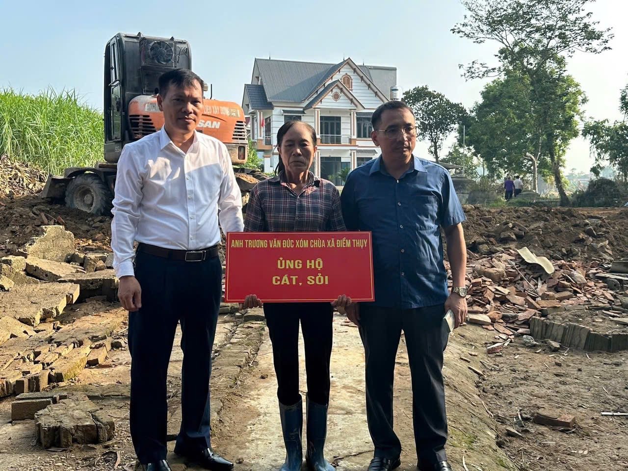 Xây nhà cho bà Trương Thị Hoạt - người phụ nữ đơn thân, nghèo khổ bị lũ cuốn trôi hết nhà, tài sản - Ảnh 5.