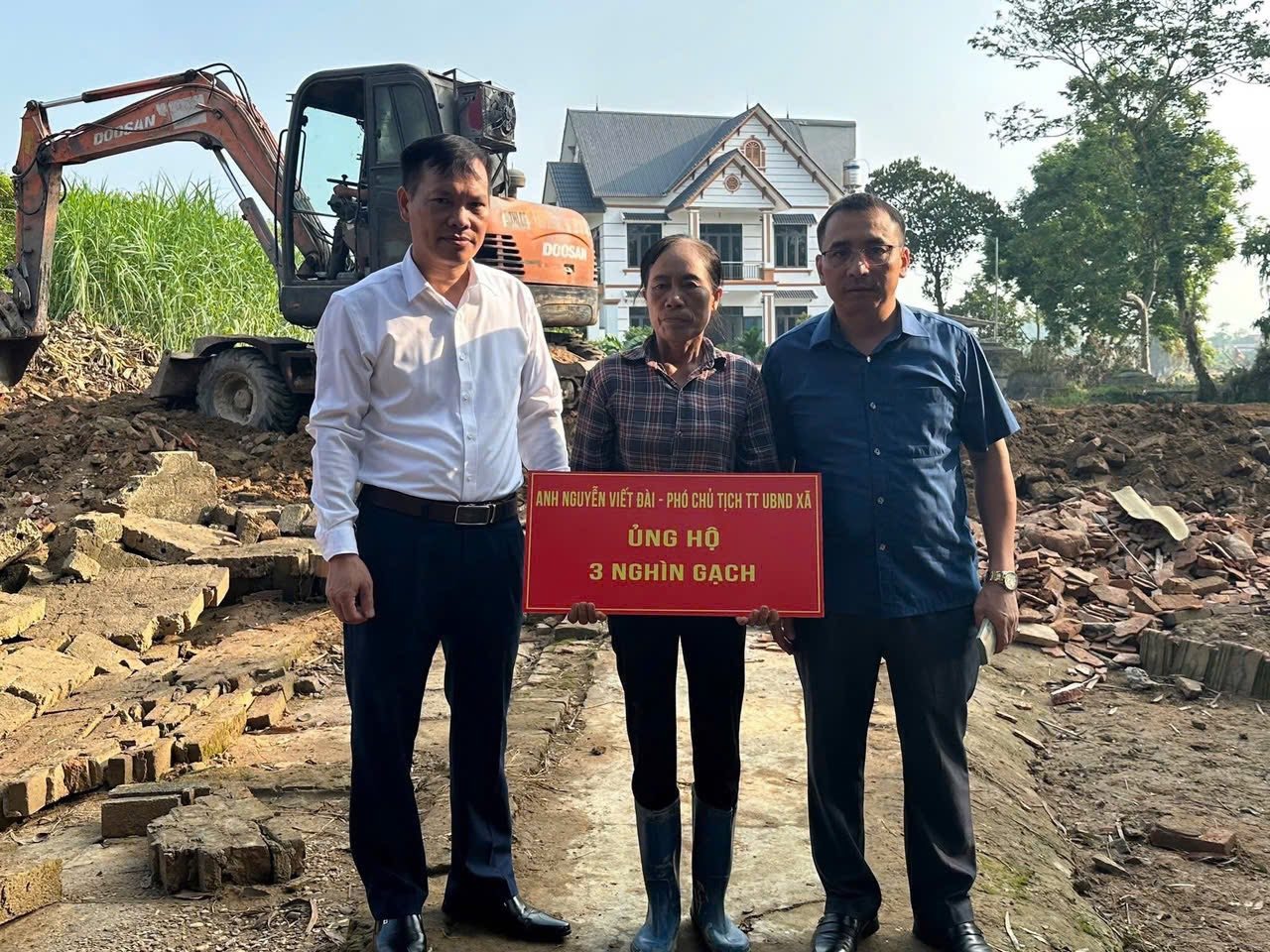 Xây nhà cho bà Trương Thị Hoạt - người phụ nữ đơn thân, nghèo khổ bị lũ cuốn trôi hết nhà, tài sản - Ảnh 7.