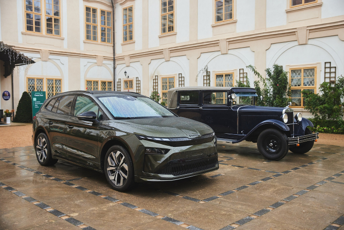 Chiếc xe điện Enyaq và mẫu xe cổ của Skoda, hai đại diện cho 130 lịch sử của hãng. Ảnh: Skoda