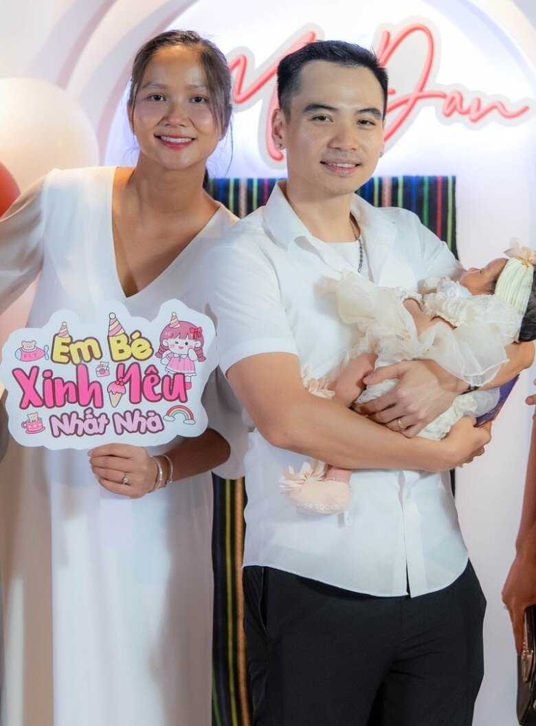 Vợ chồng HHen Niê hạnh phúc tổ chức tiệc đầy tháng cho con gái.