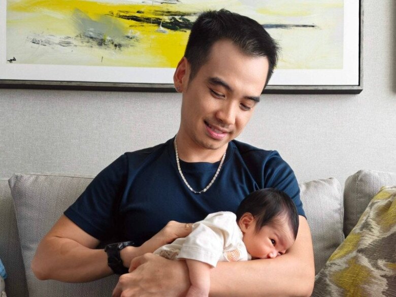 Tuấn Khôi là ông bố bỉm sữa chăm con rất khéo.