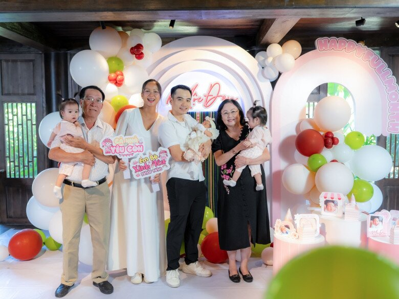 Ông bà nội rạng rỡ trong buổi tiệc đầy tháng của bé Harley.