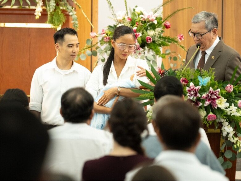 Gia đình nàng hậu đã cho ái nữ thực hiện nghi lễ theo đạo Tin Lành.