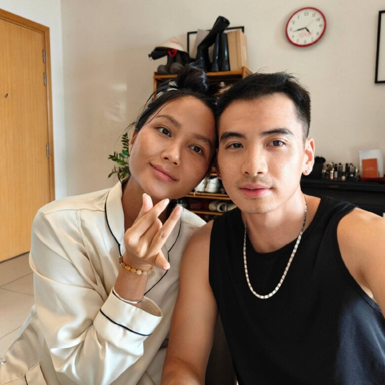 Vợ chồng HHen Niê thường chia sẻ những khoảnh khắc giản dị, hạnh phúc bên nhau.