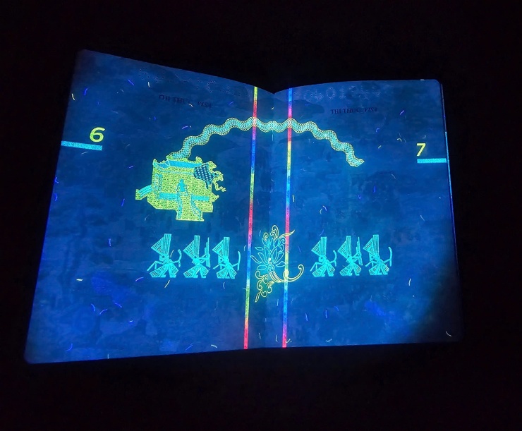 Loạt hình ảnh gây bất ngờ trên hộ chiếu Việt Nam khi soi tia UV 4 Loạt hình ảnh gây bất ngờ trên hộ chiếu Việt Nam khi soi tia UV - 3