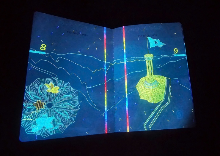 Loạt hình ảnh gây bất ngờ trên hộ chiếu Việt Nam khi soi tia UV 5 Loạt hình ảnh gây bất ngờ trên hộ chiếu Việt Nam khi soi tia UV - 4