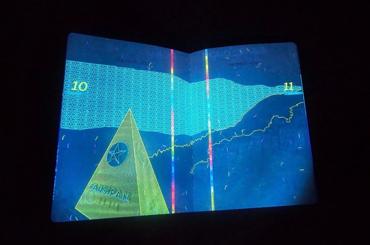 Loạt hình ảnh gây bất ngờ trên hộ chiếu Việt Nam khi soi tia UV 6 Loạt hình ảnh gây bất ngờ trên hộ chiếu Việt Nam khi soi tia UV - 5