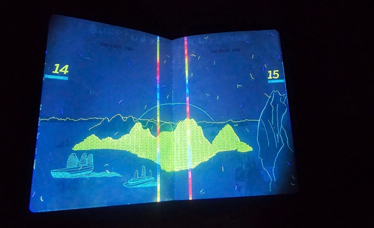 Loạt hình ảnh gây bất ngờ trên hộ chiếu Việt Nam khi soi tia UV 7 Loạt hình ảnh gây bất ngờ trên hộ chiếu Việt Nam khi soi tia UV - 6