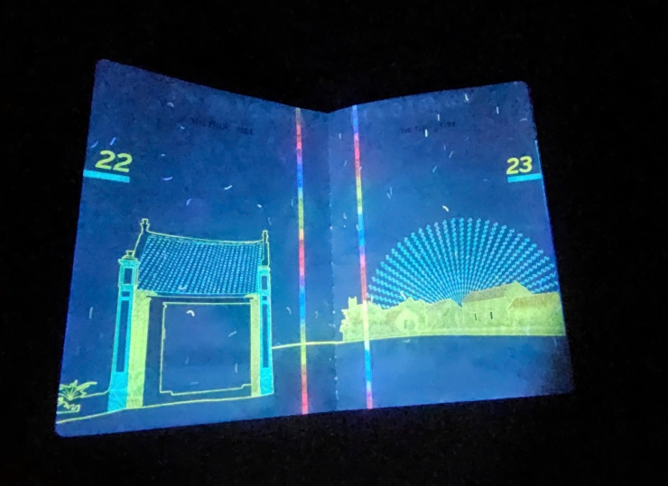 Loạt hình ảnh gây bất ngờ trên hộ chiếu Việt Nam khi soi tia UV 9 Loạt hình ảnh gây bất ngờ trên hộ chiếu Việt Nam khi soi tia UV - 8