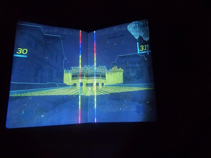 Loạt hình ảnh gây bất ngờ trên hộ chiếu Việt Nam khi soi tia UV 12 Loạt hình ảnh gây bất ngờ trên hộ chiếu Việt Nam khi soi tia UV - 11