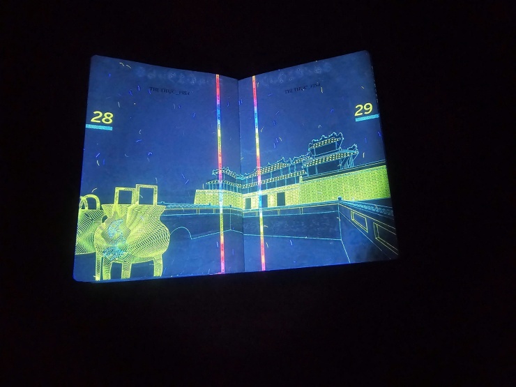 Loạt hình ảnh gây bất ngờ trên hộ chiếu Việt Nam khi soi tia UV 11 Loạt hình ảnh gây bất ngờ trên hộ chiếu Việt Nam khi soi tia UV - 10