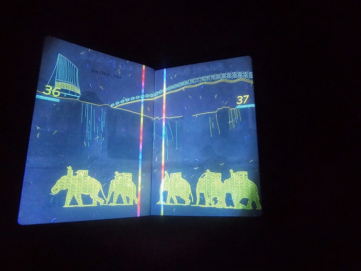 Loạt hình ảnh gây bất ngờ trên hộ chiếu Việt Nam khi soi tia UV 13 Loạt hình ảnh gây bất ngờ trên hộ chiếu Việt Nam khi soi tia UV - 12