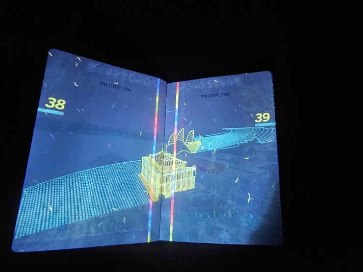 Loạt hình ảnh gây bất ngờ trên hộ chiếu Việt Nam khi soi tia UV 14 Loạt hình ảnh gây bất ngờ trên hộ chiếu Việt Nam khi soi tia UV - 13