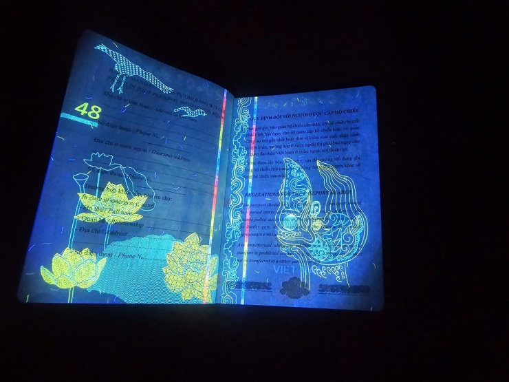 Loạt hình ảnh gây bất ngờ trên hộ chiếu Việt Nam khi soi tia UV 18 Hộ chiếu phổ thông mẫu mới của Việt Nam (phát hành từ tháng 7-2022) được áp dụng công nghệ bảo an theo tiêu chuẩn ICAO.