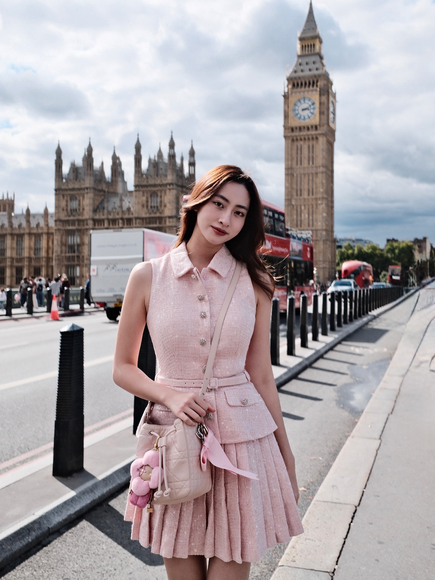 Nữ giảng viên đại học đi vi vu ở trời Âu nhưng tâm điểm là phong cách thời trang đẹp tới từng set đồ - Ảnh 2.