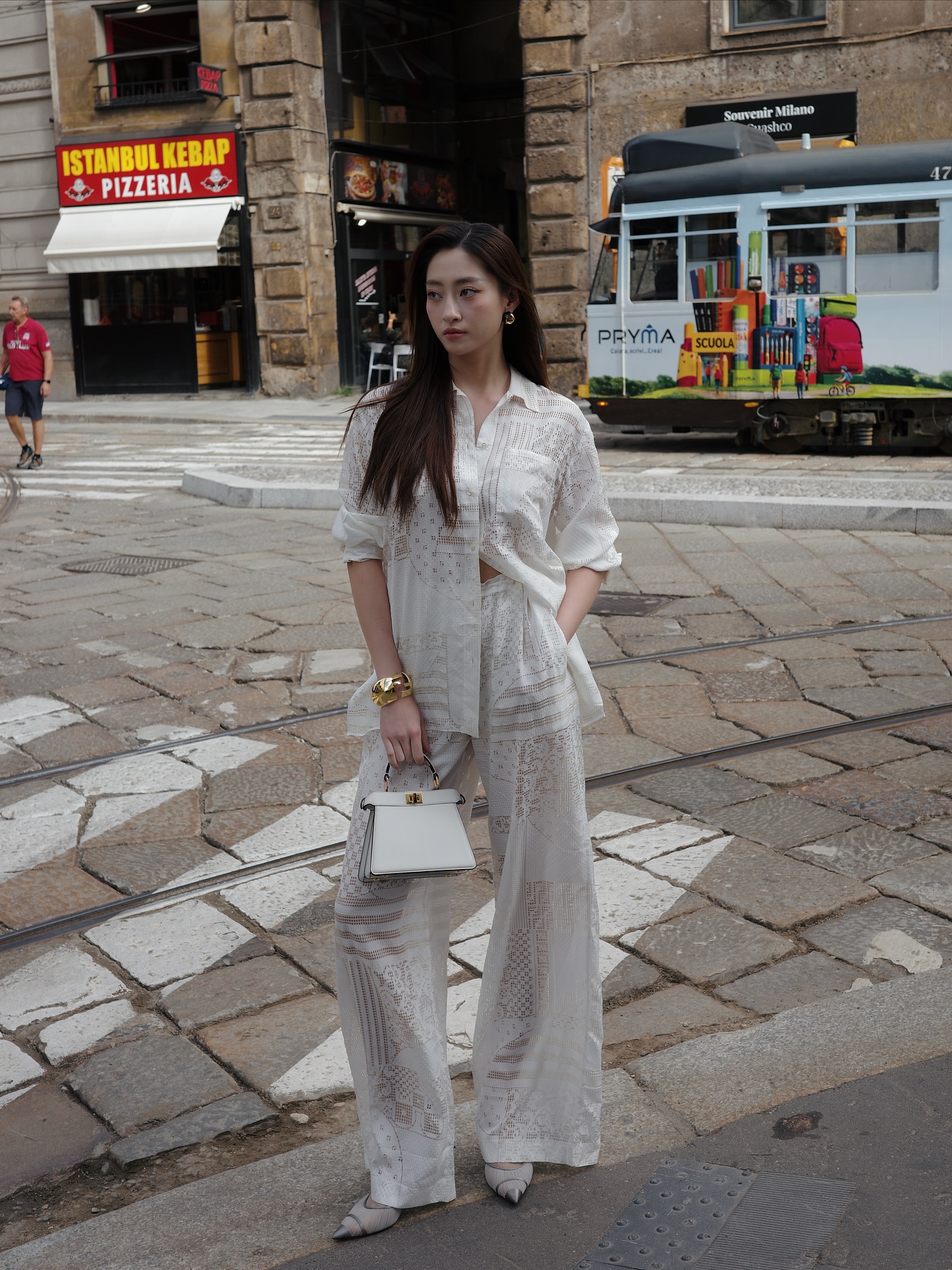 Nữ giảng viên đại học đi vi vu ở trời Âu nhưng tâm điểm là phong cách thời trang đẹp tới từng set đồ - Ảnh 6.