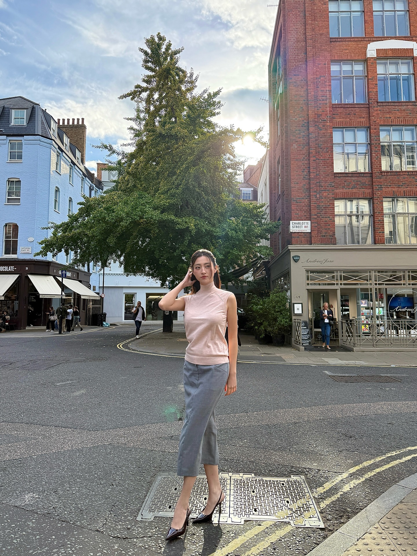 Nữ giảng viên đại học đi vi vu ở trời Âu nhưng tâm điểm là phong cách thời trang đẹp tới từng set đồ - Ảnh 7.