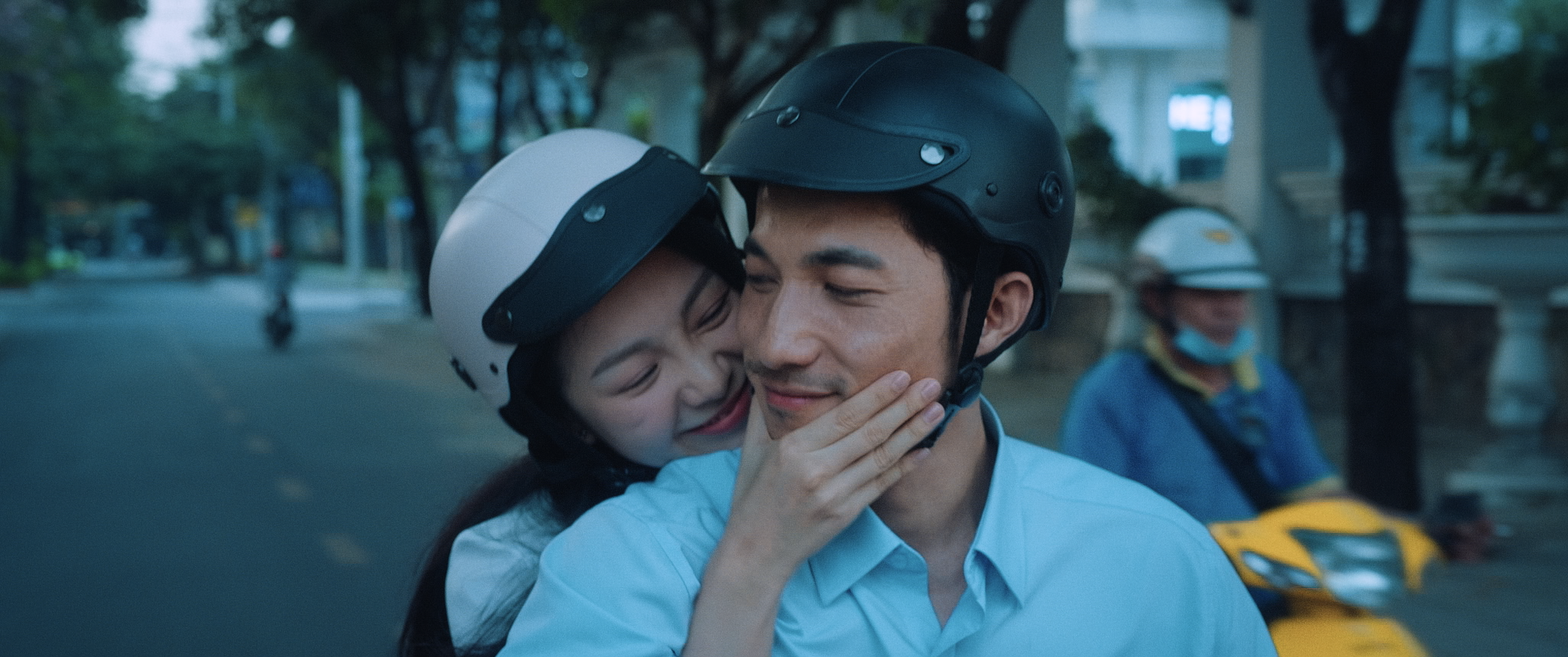 Bức ảnh Liên Bỉnh Phát bị trói chặt tay, nằm cạnh 1 cô gái gây bão mạng- Ảnh 1.