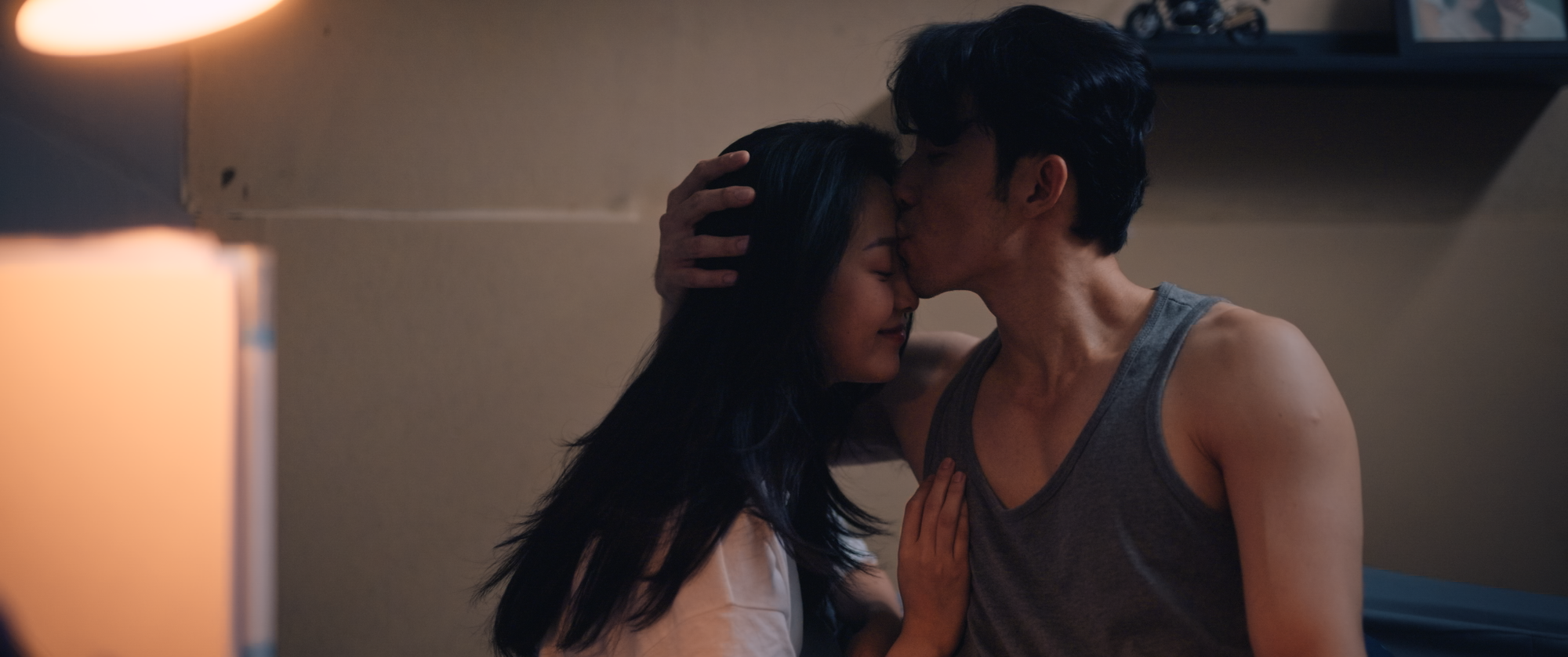 Bức ảnh Liên Bỉnh Phát bị trói chặt tay, nằm cạnh 1 cô gái gây bão mạng- Ảnh 2.