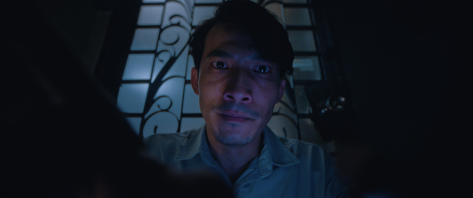 Bức ảnh Liên Bỉnh Phát bị trói chặt tay, nằm cạnh 1 cô gái gây bão mạng- Ảnh 4.